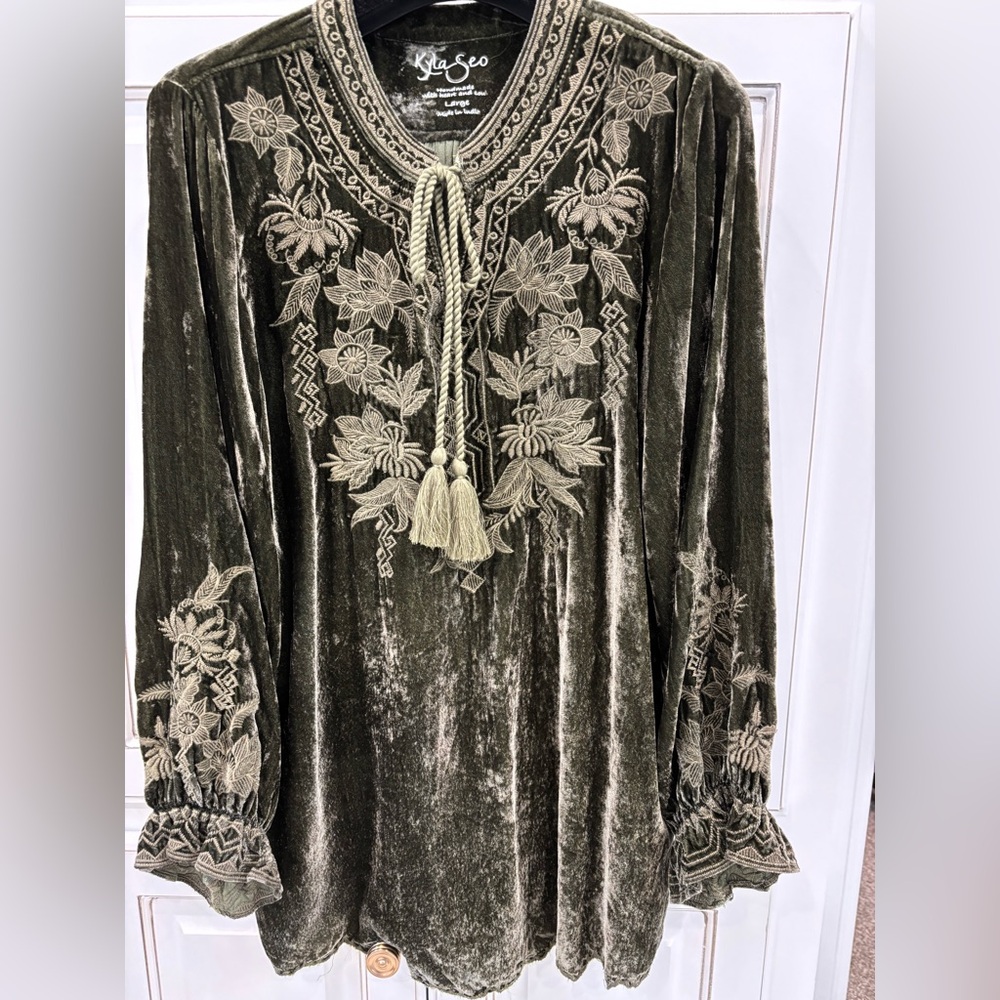 Kyla Seo hunter green Velvet Embroidered Tunic